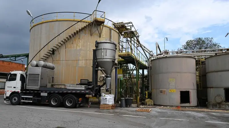 I fori praticati per aspirare le sostanze chimiche dai silos - © www.giornaledibrescia.it