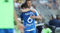 Gastaldello abbraccia Galazzi dopo il suo infortunio - Foto New Reporter Nicoli © www.giornaledibrescia.it