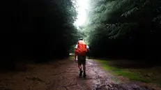Un escursionista sorpreso dalla pioggia