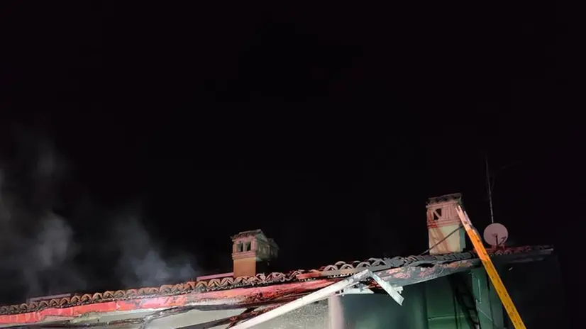 Incendio a Rudiano: bruciati un camper e un box