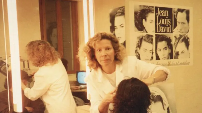 Mirella intenta ad applicare per prima il taglio scalato alla francese in Italia negli anni '80