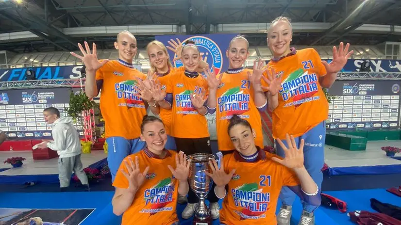 Le atlete della Brixia festeggiano la vittoria