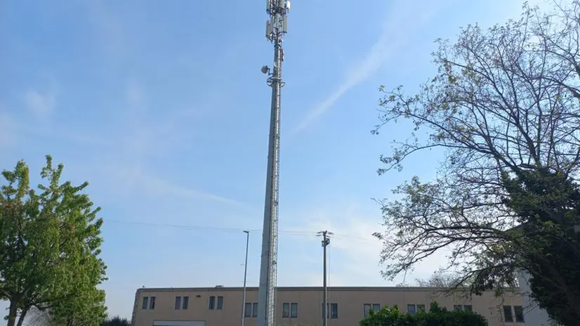 L'antenna per la telefonia mobile nell'area di via Mendez - © www.giornaledibrescia.it