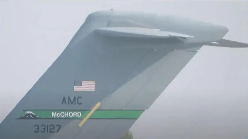 La deriva di coda di un C17 del 62nd Airlift Wing ripreso a Ghedi a fine ottobre - immagine tratta da un video pubblicato su YouTube