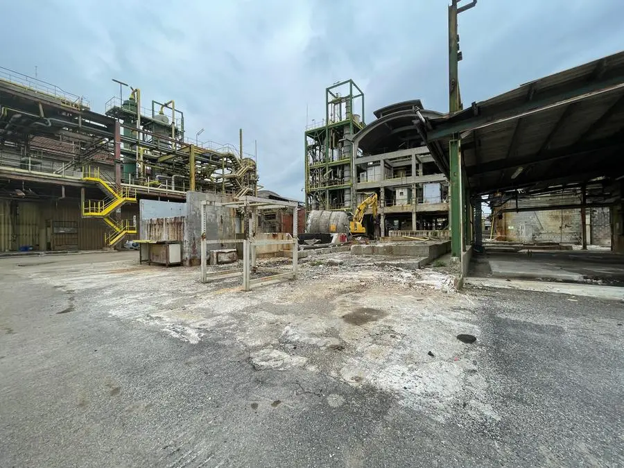 I tre silos dell'impianto nuovo e i capannoni in dismissione di Caffaro Brescia e Chimica