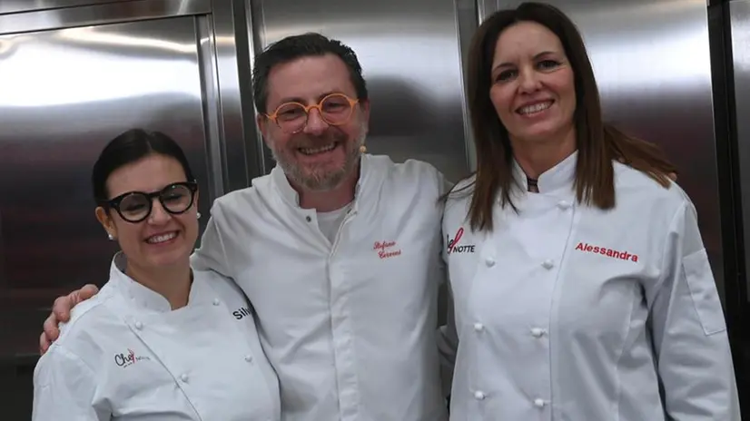 Chef Cerveni con le due campionesse Silvia Congiu (a sinistra) e Alessandra Saiani (a destra) - Foto New Reporter Favretto © www.giornaledibrescia.it