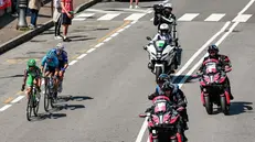 La 16sima tappa del Giro d'Italia, il passaggio a Salò - Foto NewReporter/Comincini © www.giornaledibrescia.it