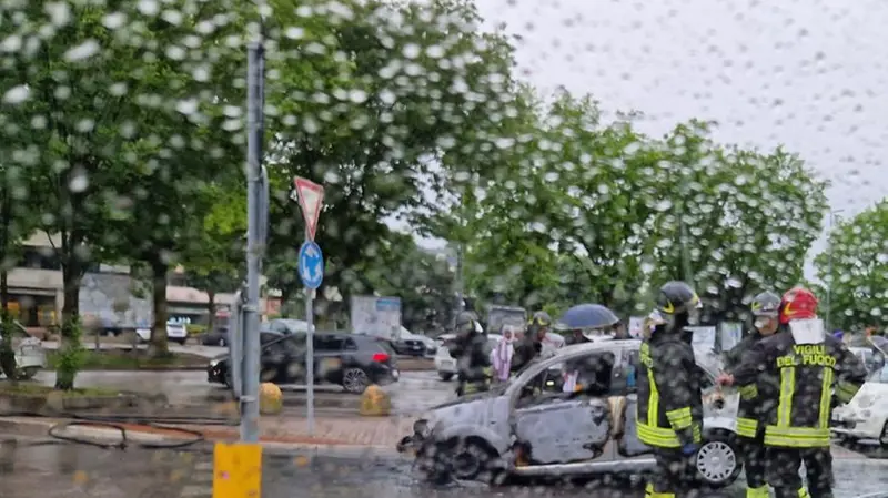 L'auto a gpl bruciata e i Vigili del Fuoco durante le operazioni di messa in sicurezza - © www.giornaledibrescia.it