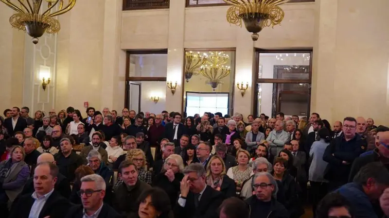 La sala gremita al Vittoria per l'incontro con Rolfi