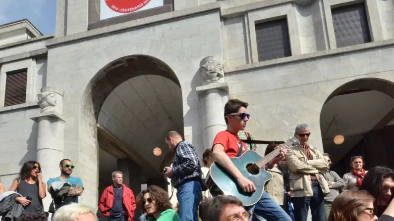 Il flash mob «Mille chitarre»: in piazza anche il sindaco Del Bono © www.giornaledibrescia.it