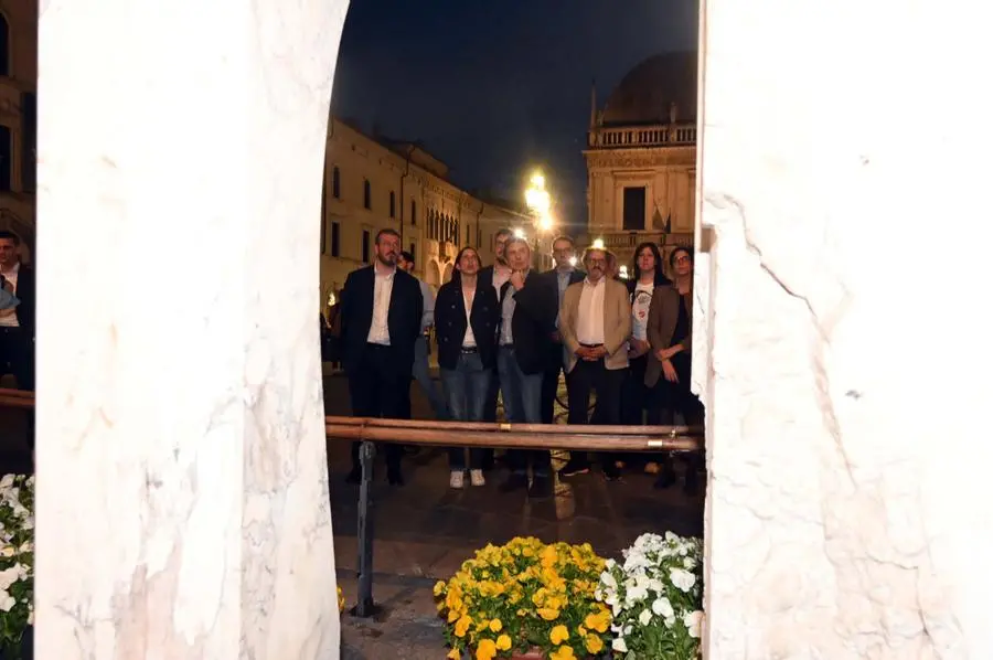 Elly Schlein omaggia la stele dei caduti di piazza Loggia
