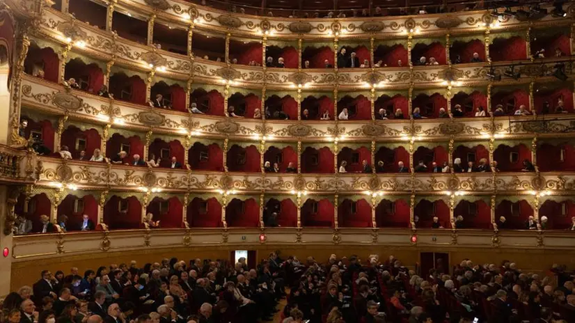 Il Teatro Grande pieno di spettatori - Foto New Reporter Nicoli © www.giornaledibrescia.it