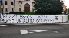 Lo striscione affisso dagli ultras di Brescia 1911 di fronte alla sede del Brescia Calcio - © www.giornaledibrescia.it