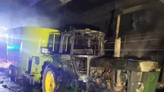Il trattore bruciato nell'incendio di Pontevico