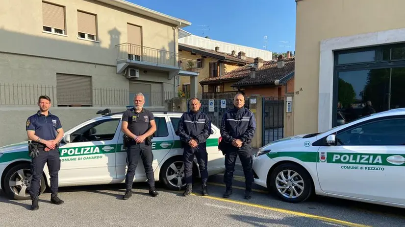 Gli agenti della Polizia locale di Rezzato © www.giornaledibrescia.it