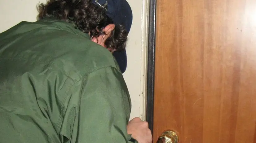 Lo scasso di una porta - © www.giornaledibrescia.it (foto di archivio)