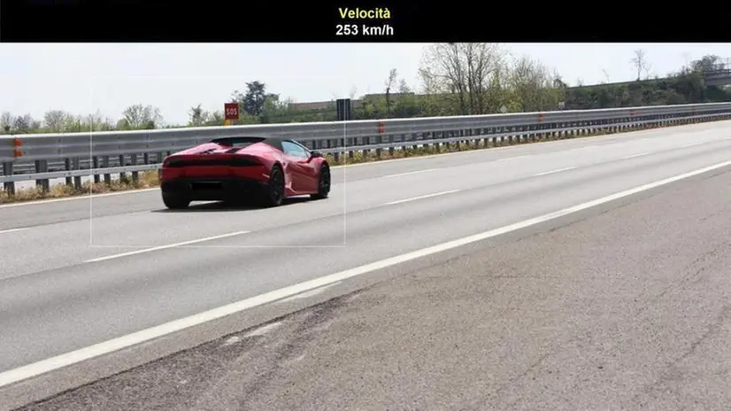 La Lamborghini immortalata ai 253 km/h in autostrada © www.giornaledibrescia.it