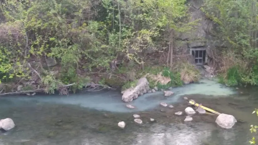 Il liquido oleoso si è propagato sulla superficie del Mella a Villa Carcina