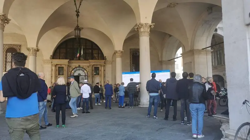 Le persone sotto al portico della Loggia