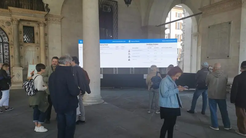 Il maxi schermo con i risultati degli scrutini in tempo reale sotto il portico della Loggia