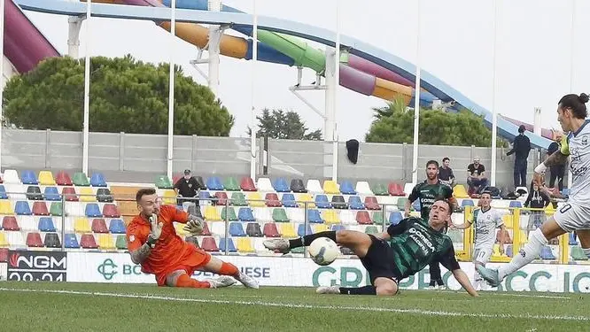 La Feralpi all'andata vinse con il Pordenone grazie a questo gol di D’Orazio che vale il vantaggio negli scontri diretti - © www.giornaledibrescia.it