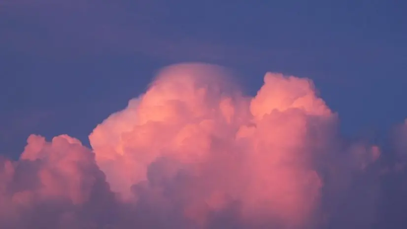 La sommità di un cumulonembo al tramonto