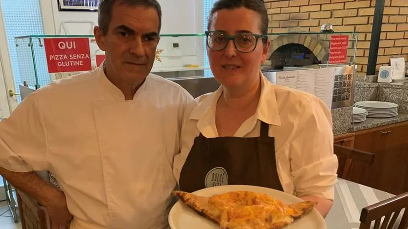 Michele Riti e Roberta Rizzini con la pizza «Bottonaga» - © www.giornaledibrescia.it