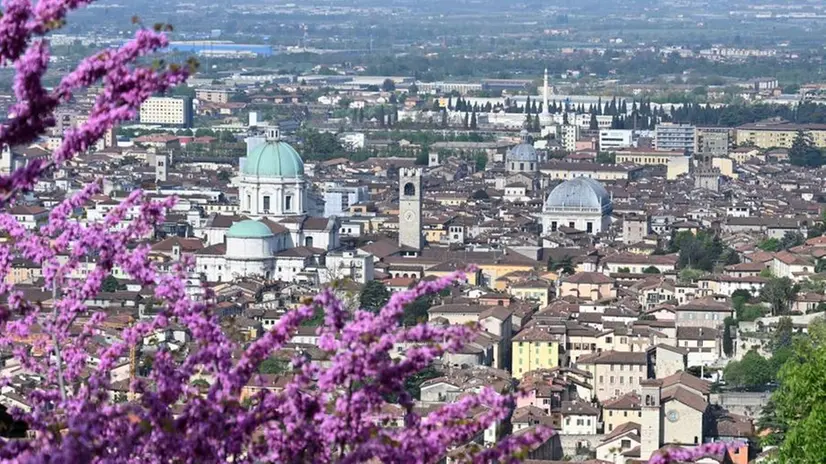 Una veduta primaverile su Brescia