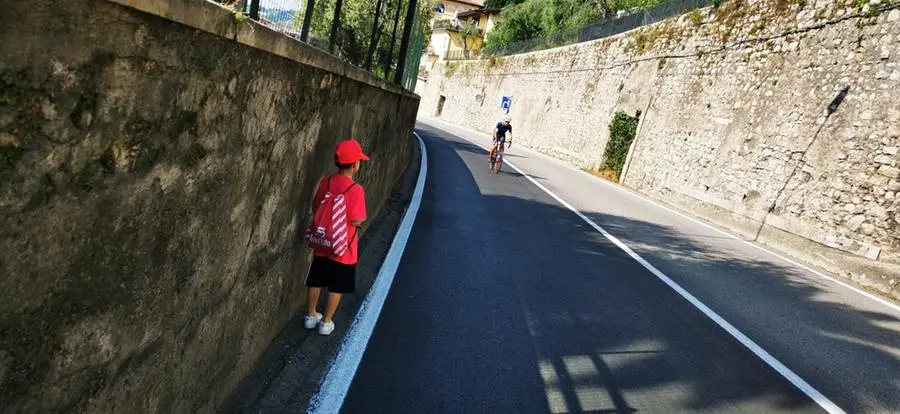 L'attesa del passaggio dei ciclisti del Giro d'Italia a Gargnano