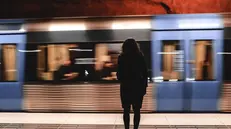 Una ragazza in stazione (simbolica)