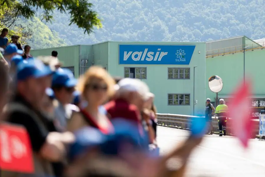 La partenza della 16esima tappa del Giro d'Italia a Vobarno