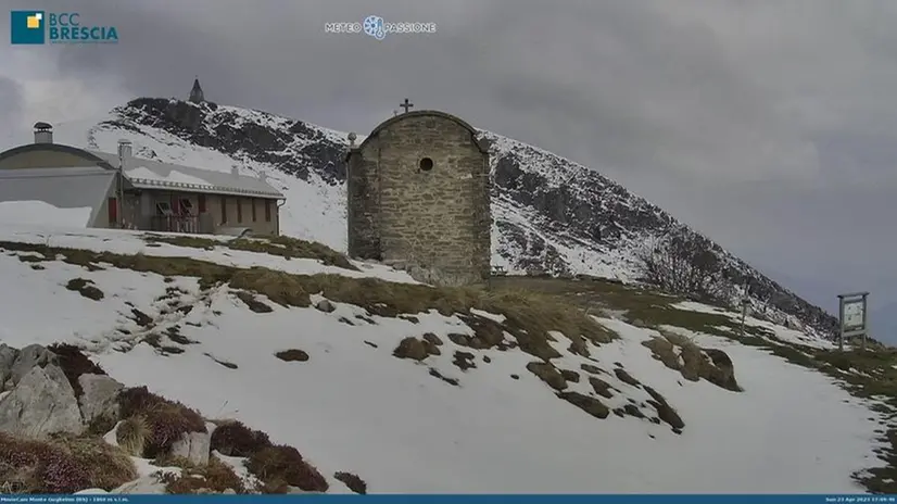 Neve di aprile sul monte Guglielmo, immortalata dalla webcam di Meteopassione