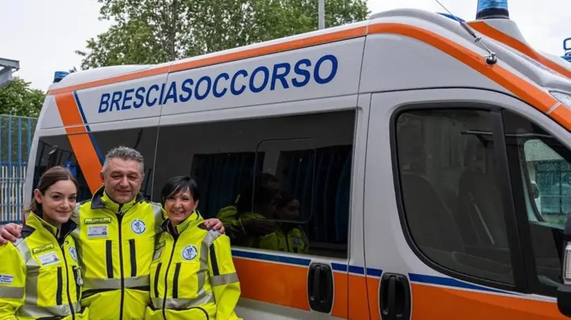 L'equipaggio di Bresciasoccorso che ha gestito il parto in ambulanza - Foto Alessandro Pezzoli