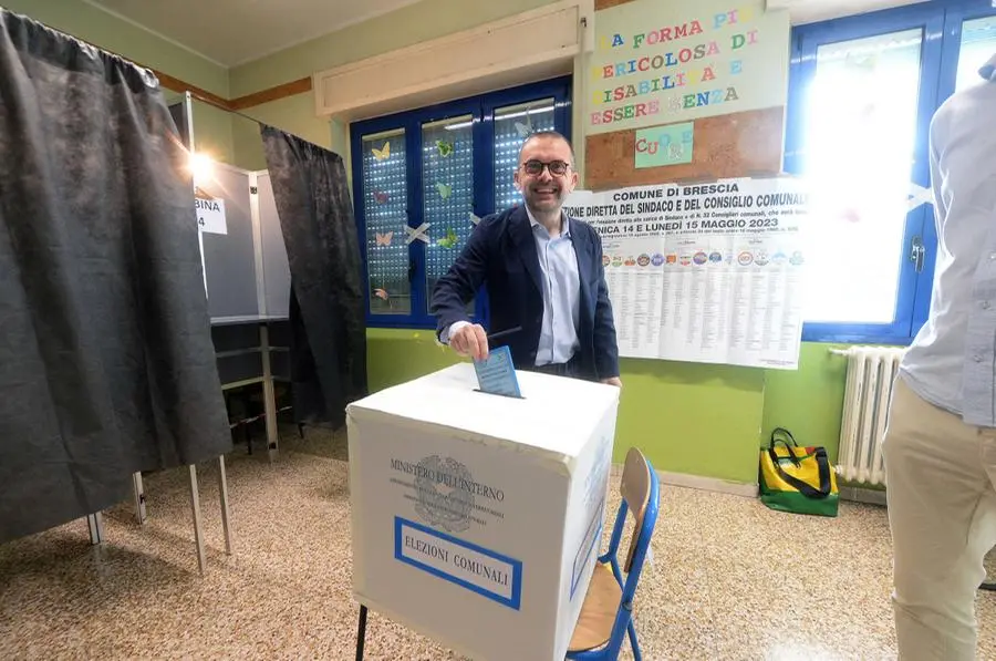 Il candidato sindaco Fabio Rolfi al seggio elettorale