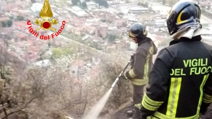 I vigili del fuoco spengono l'incendio sopra Darfo