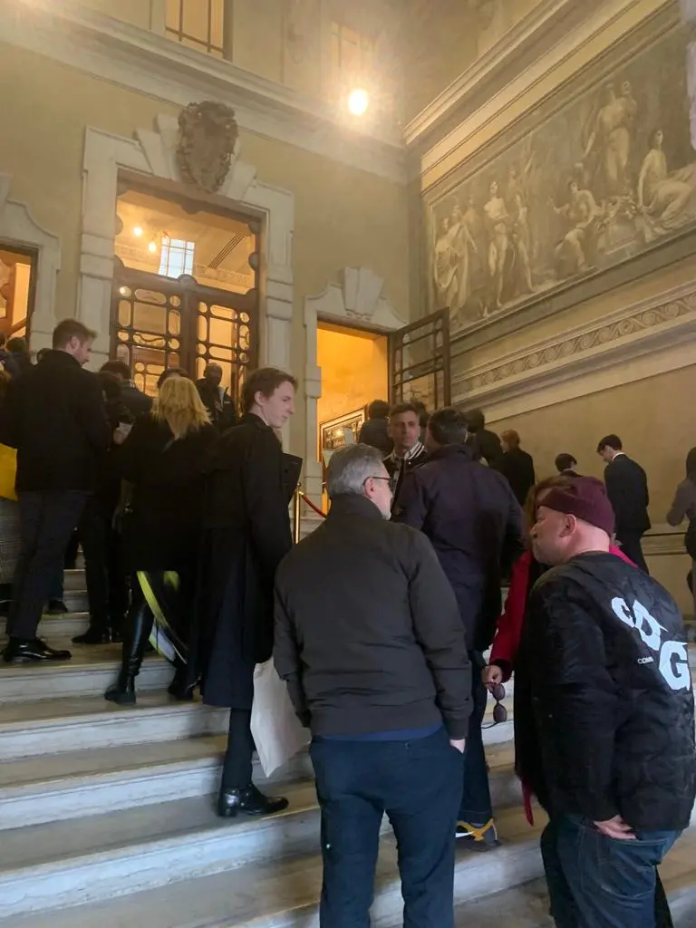 Fan in attesa di entrate al Teatro Grande per la serata con Quentin Tarantino