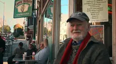 Lawrence Ferlinghetti all’esterno del Caffè Trieste, nel documentario «The Beat Bomb»