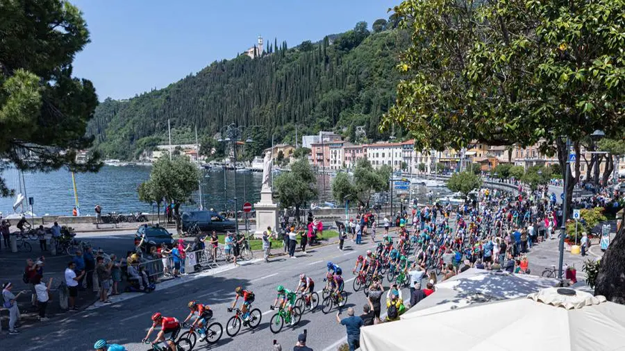 Il passaggio del Giro d'Italia a Toscolano Maderno