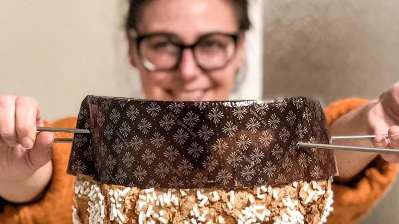 Si sfornano anche panettoni e colombe - Foto tratta da Facebook