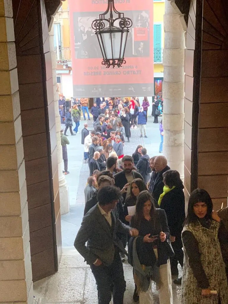 Fan in attesa di entrate al Teatro Grande per la serata con Quentin Tarantino
