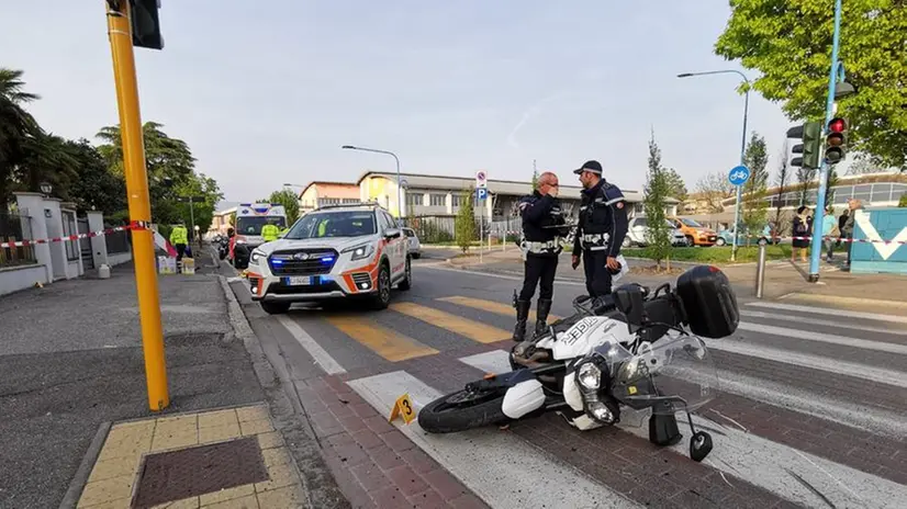 Lo scontro mortale tra l'auto e la moto è avvenuto in via Roma, a Brescia - Foto Gabriele Strada Neg © www.giornaledibrescia.it