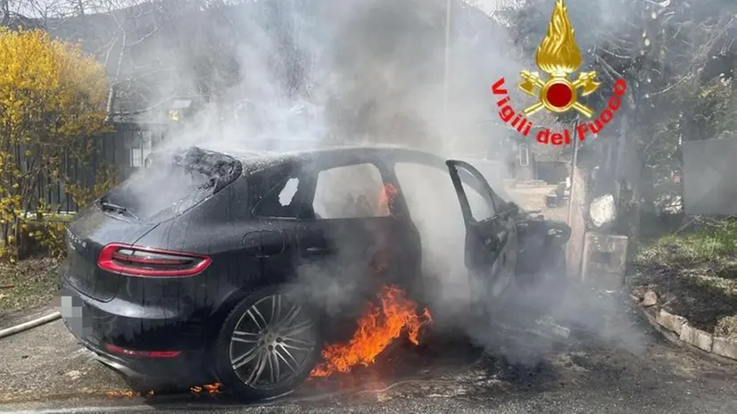L'auto distrutta dalle fiamme a Ponte di Legno - Foto Vigili del fuoco