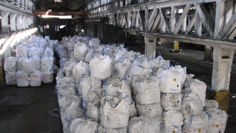 Alcuni dei rifiuti collocati nelle big bags all’interno di un capannone - © www.giornaledibrescia.it