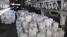 Alcuni dei rifiuti collocati nelle big bags all’interno di un capannone - © www.giornaledibrescia.it