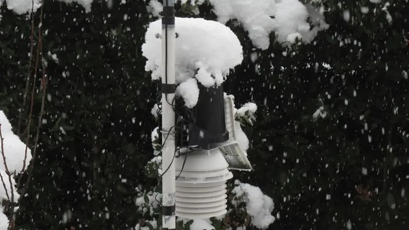 Una stazione meteorologica sotto la neve