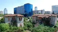 I due edifici di via Elba, a Brescia, che saranno abbattuti © www.giornaledibrescia.it