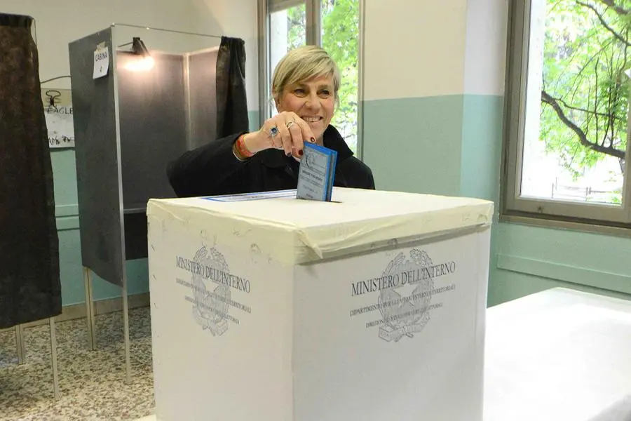 La candidata sindaca Laura Castelletti mentre vota