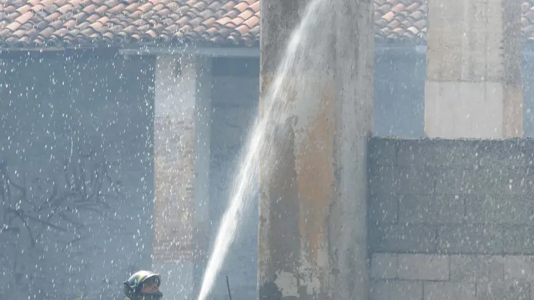 Vigili del fuoco al lavoro per lo spegnimento dell'incendio (foto di archivio) - © www.giornaledibrescia.it