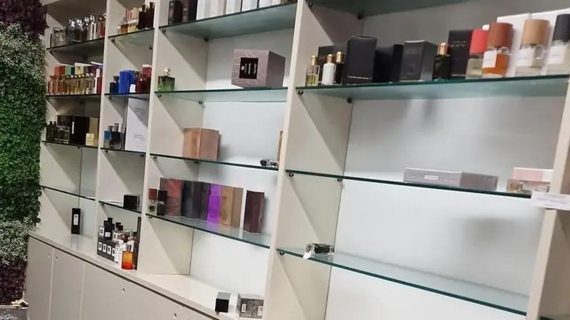I ladri hanno fatto razzia di profumi costosi - © www.giornaledibrescia.it