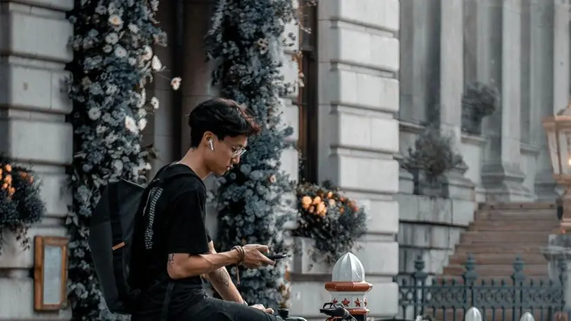 Un ragazzo in bicicletta